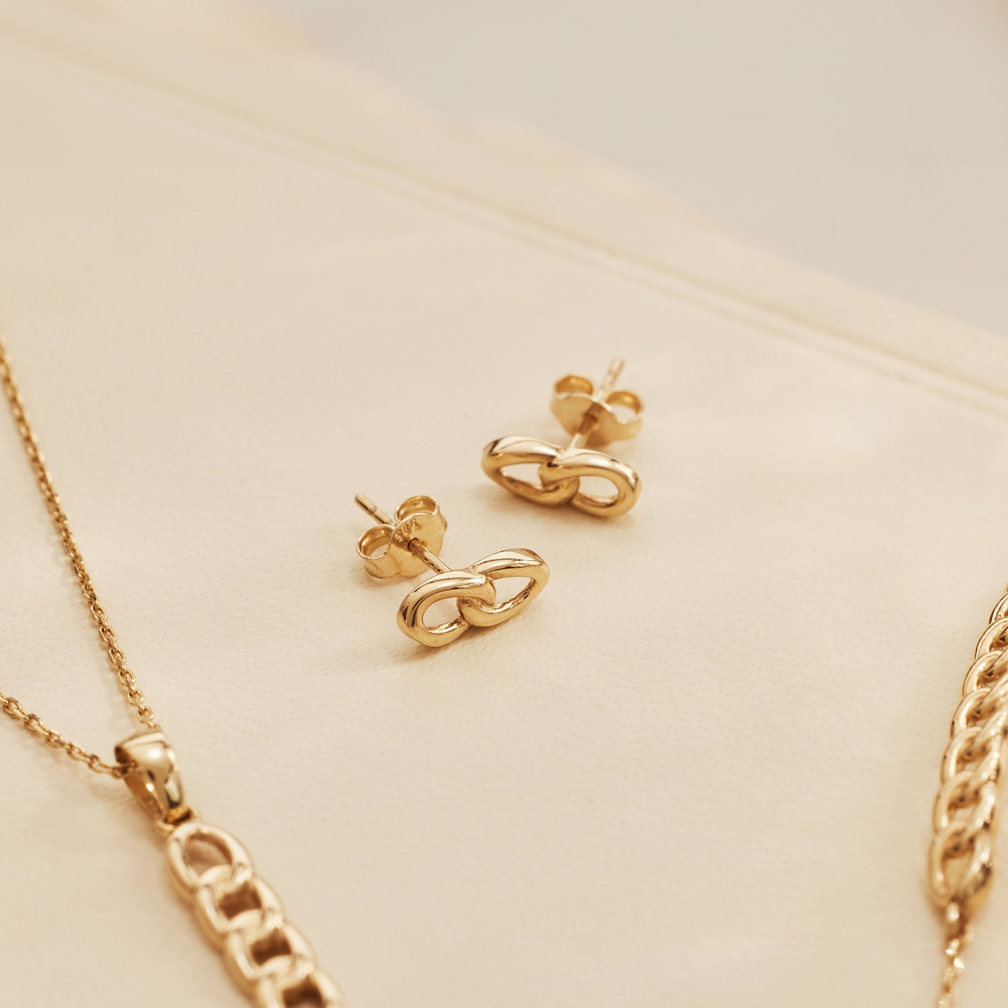 Le Marais Règine 14 karat gold ear studs with chains