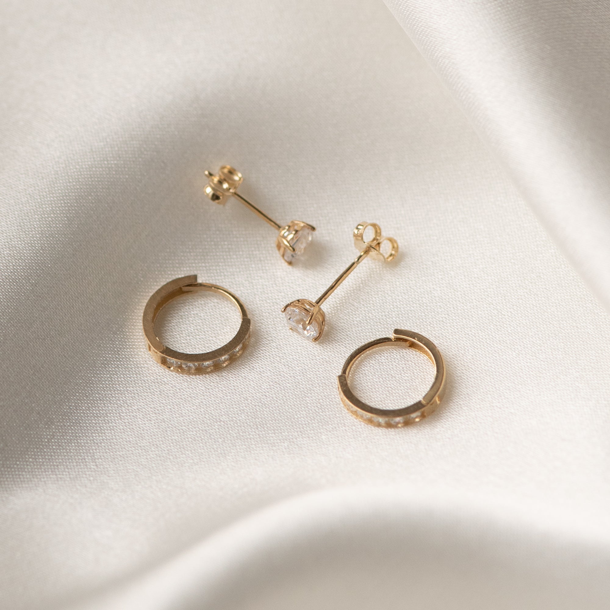 Cadeau d'Isabel 14 karat gold earring set with zirconia stones