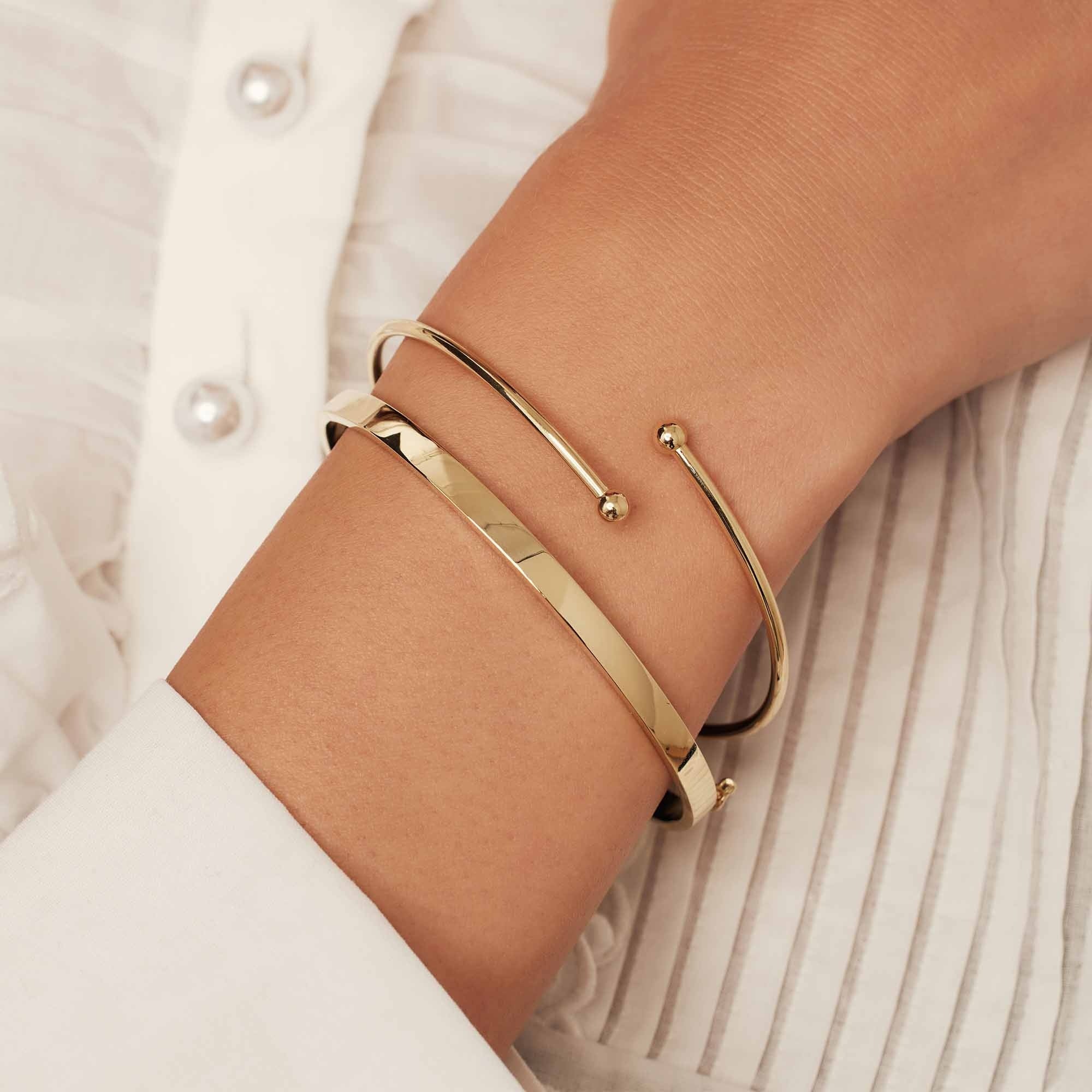 Cadeau d'Isabel 14 karat gold bracelet bangle and hoop earrings set