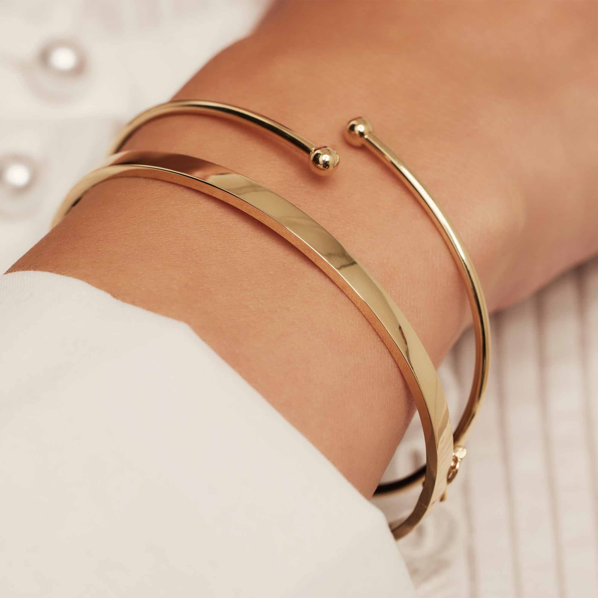 Cadeau d'Isabel 14 karat gold bracelet bangle and hoop earrings set