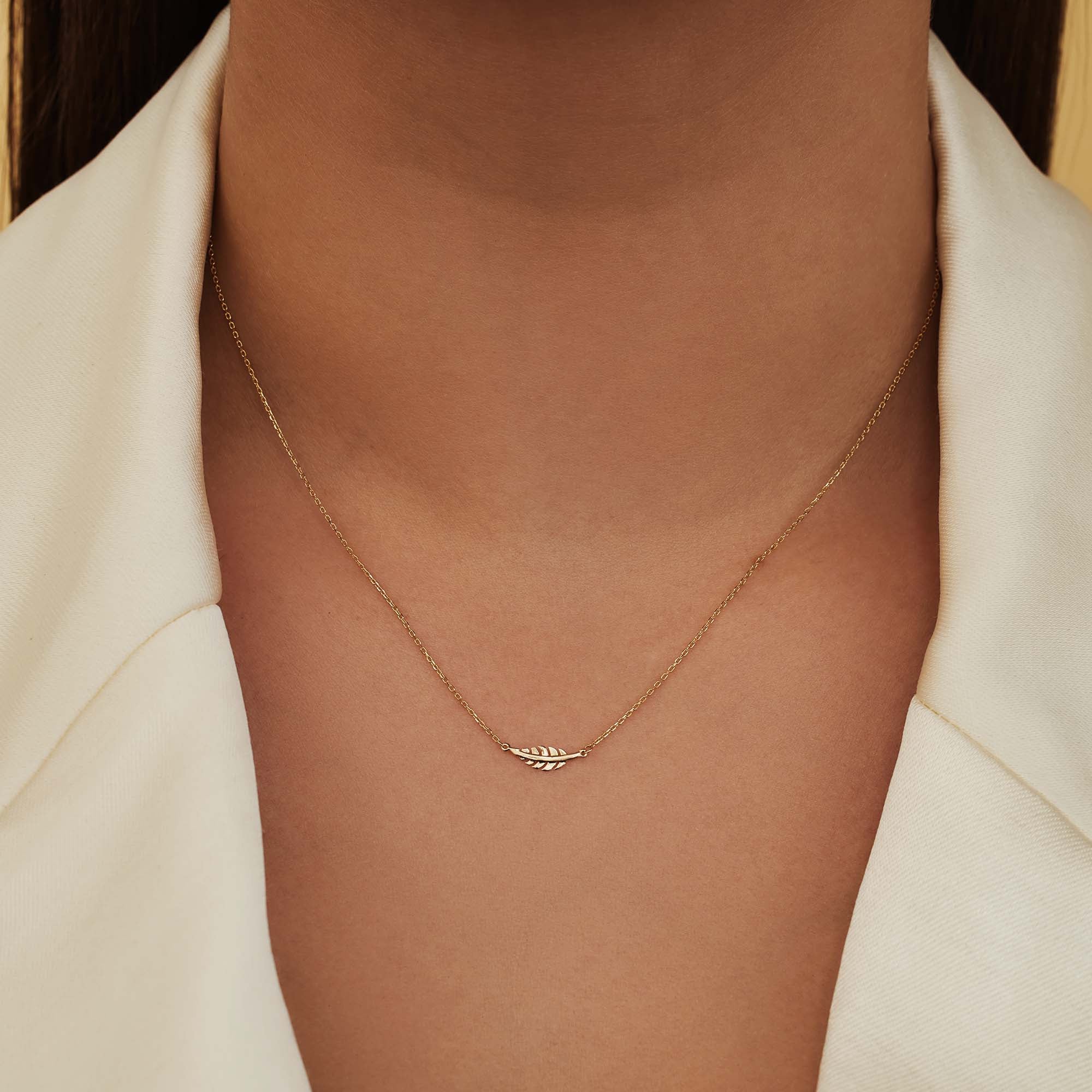 Cadeau d'Isabel 14 karat gold necklace and ear studs set with feather
