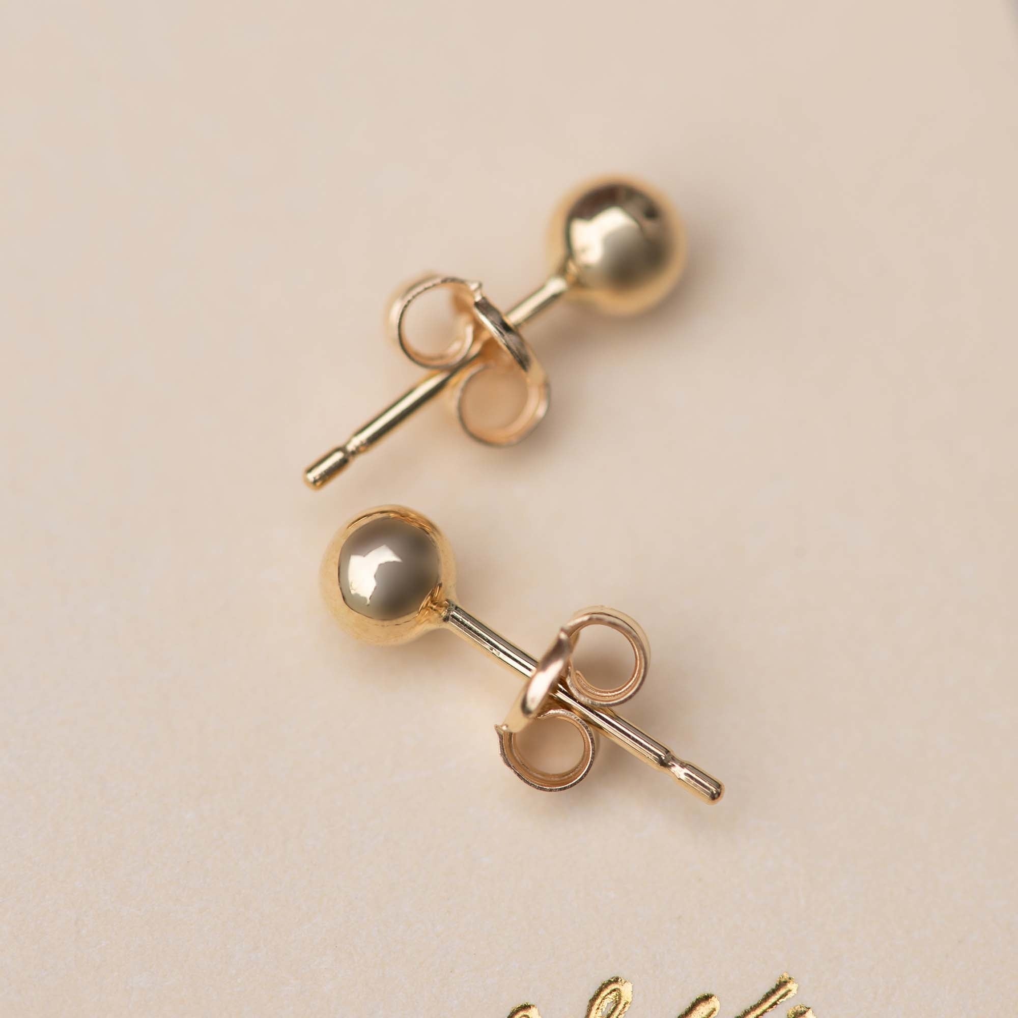 Le Marais Nadie 14 karat gold ear studs with sphere