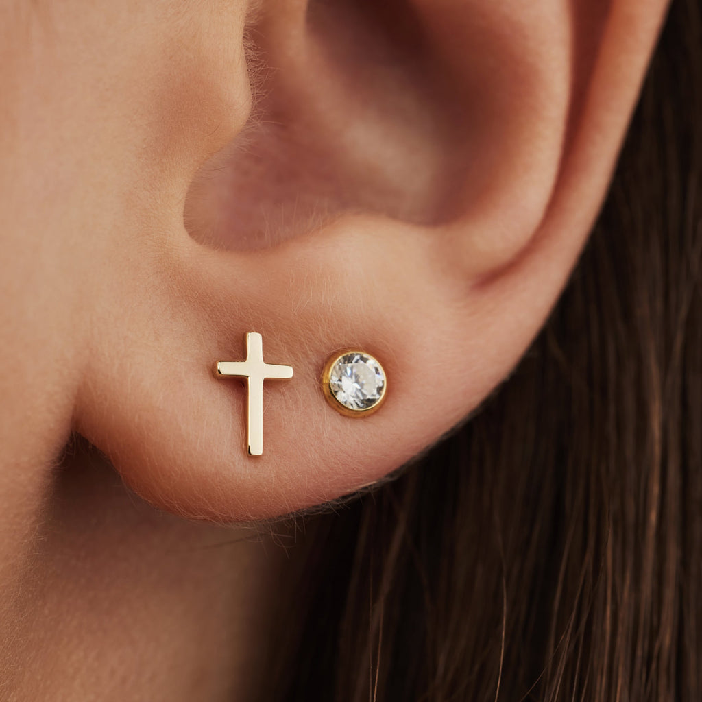 Monceau Solange 14 karat gold stud earrings with cross