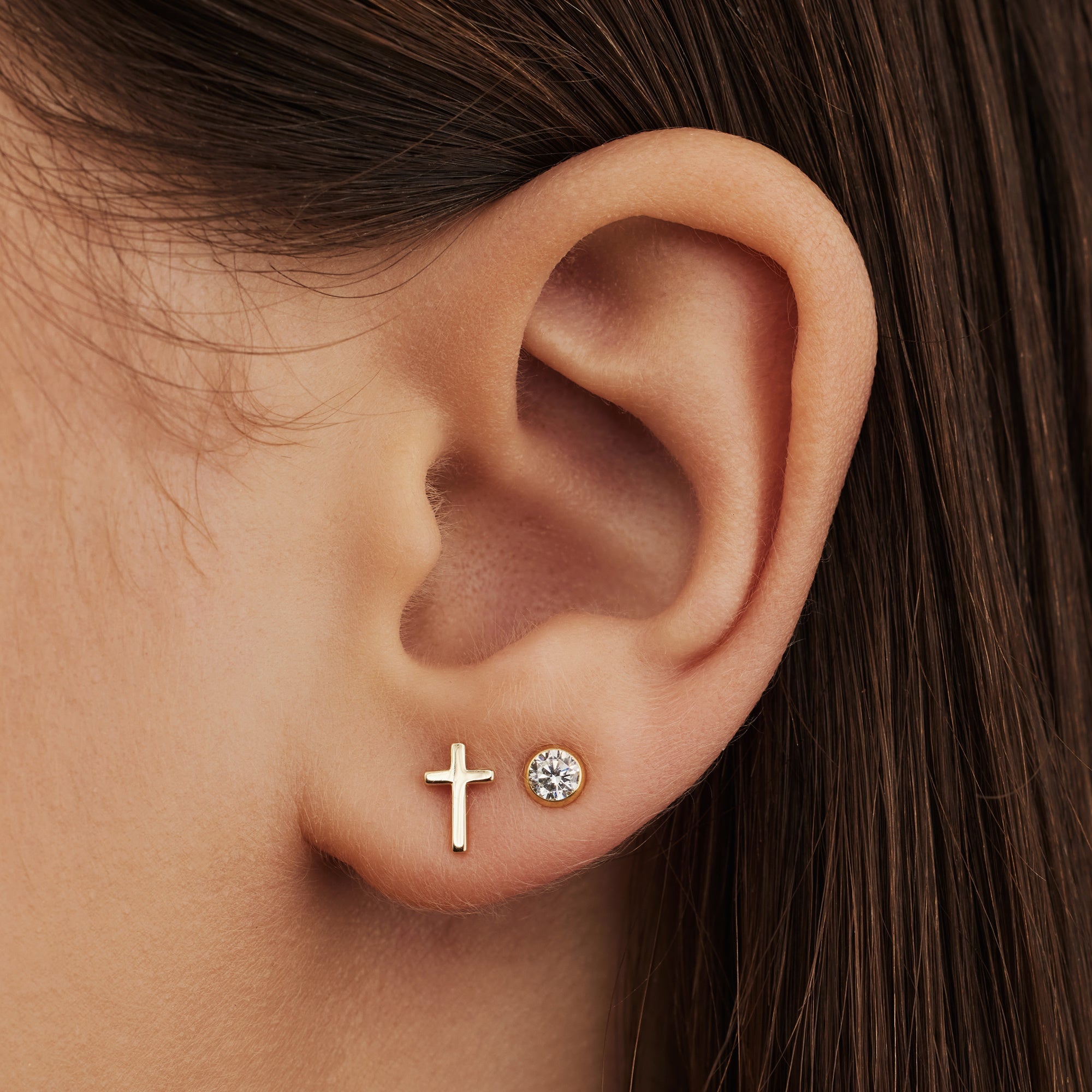Monceau Solange 14 karat gold stud earrings with cross