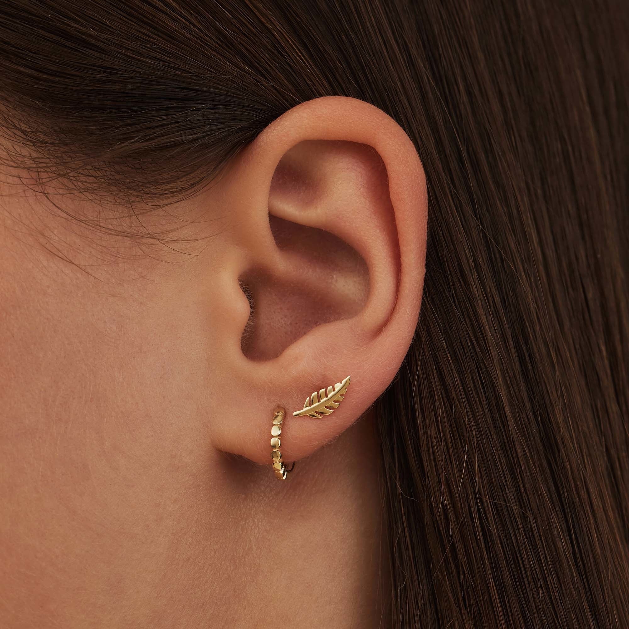Cadeau d'Isabel 14 karat gold necklace and ear studs set with feather