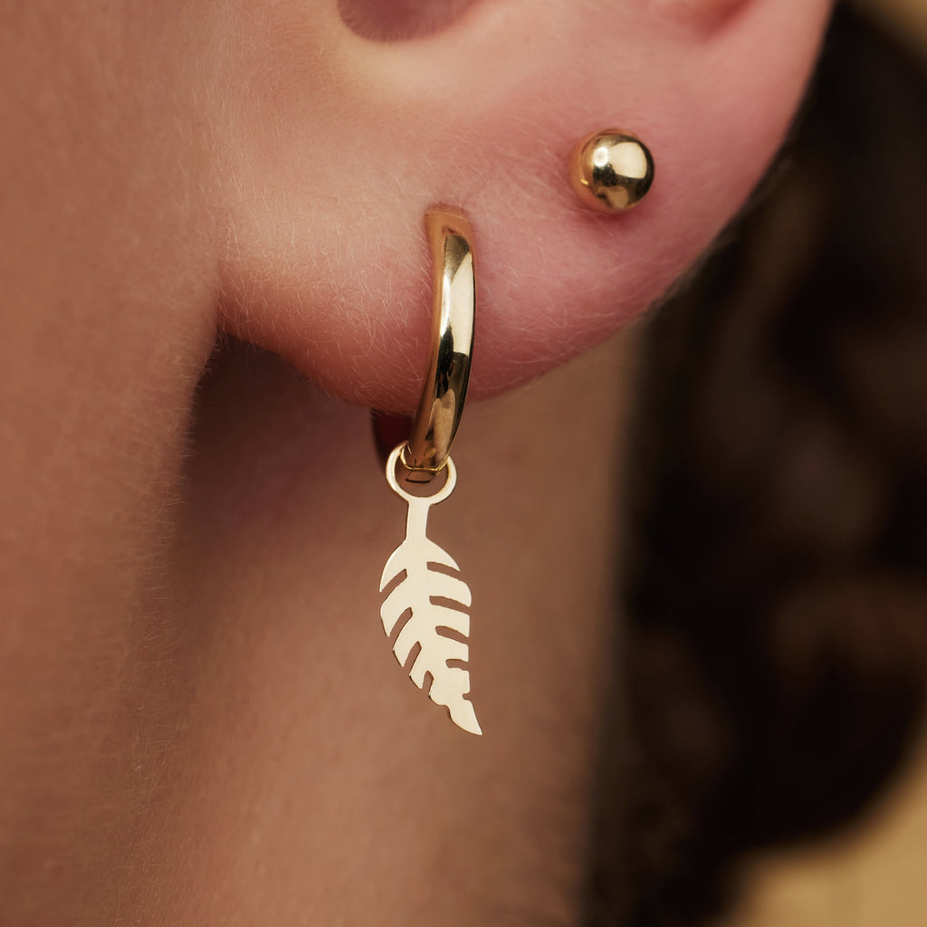 Monceau Giselle 14 karat gold hoop earrings with feather