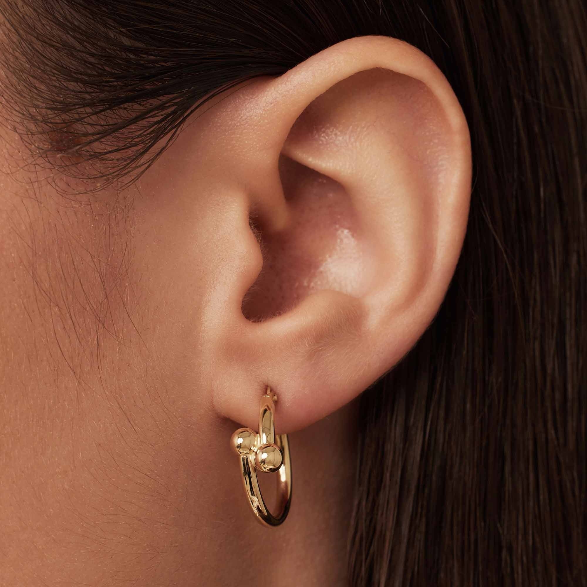 Cadeau d'Isabel 14 karat gold bracelet bangle and hoop earrings set