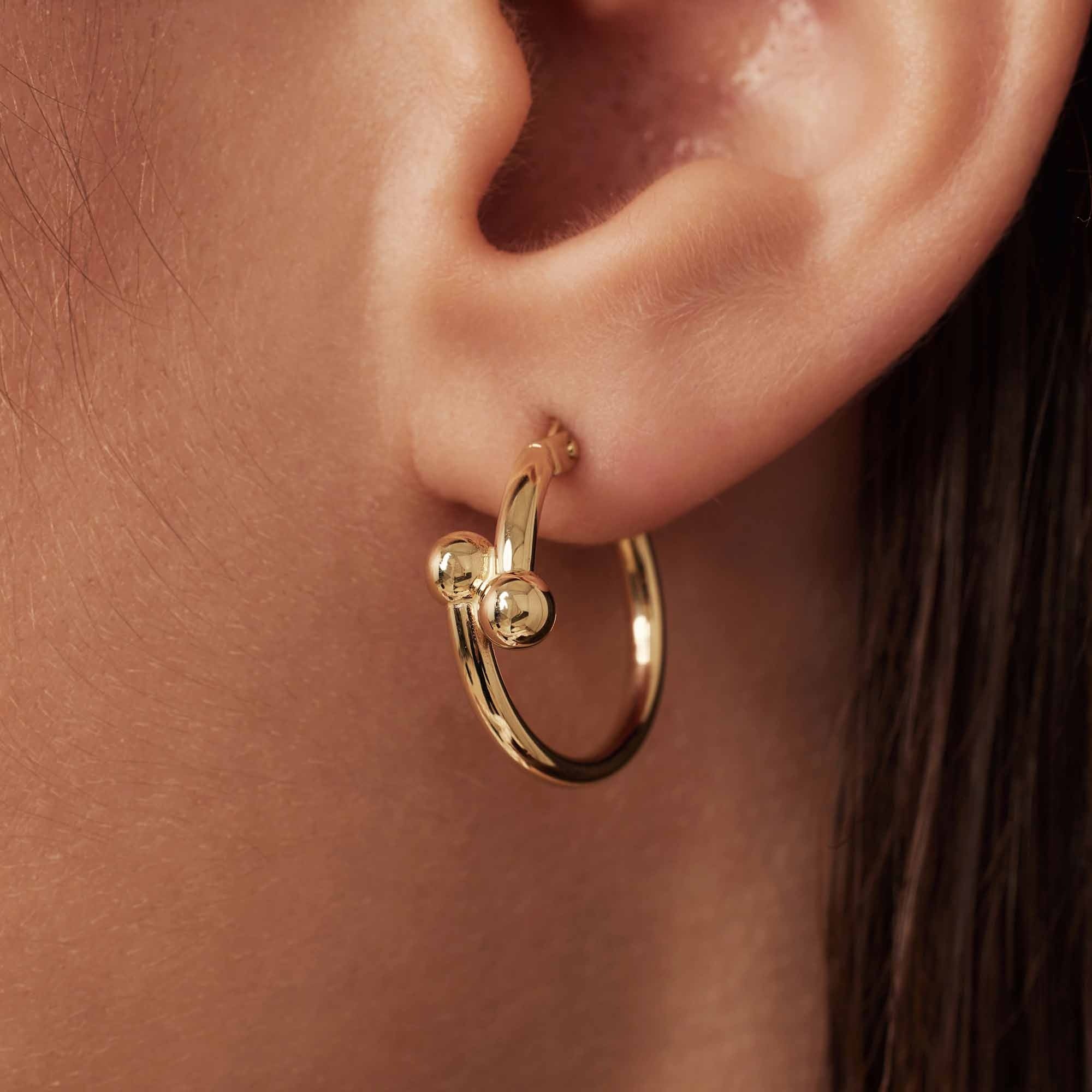 Cadeau d'Isabel 14 karat gold bracelet bangle and hoop earrings set