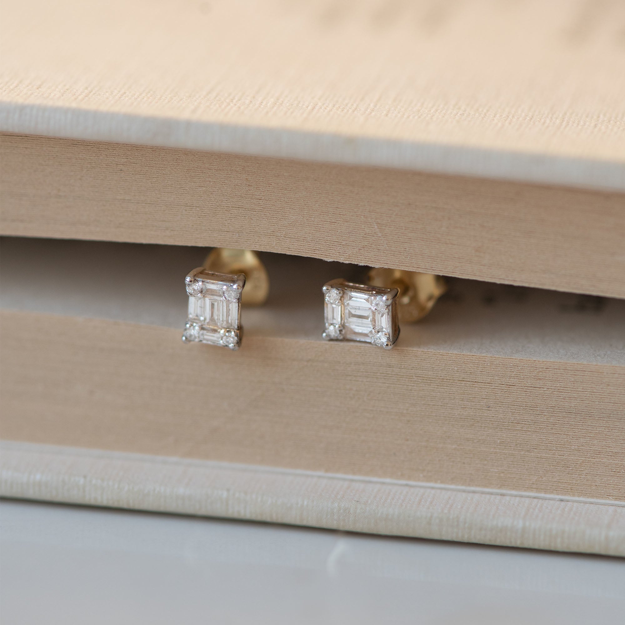 De la Paix Maxime 14 karat gold stud ear studs with diamond 0.26 carat