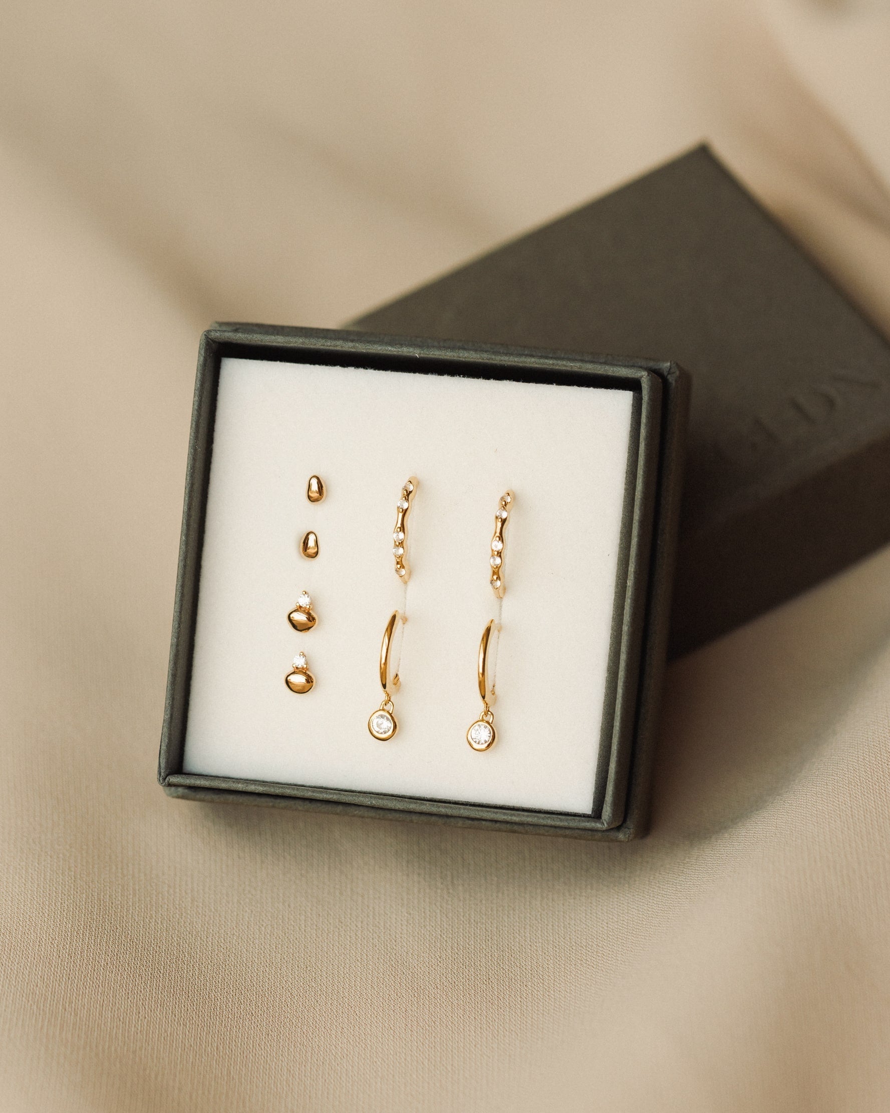 Gleaming Pebble Studs